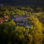 Lukec Estate Kostel