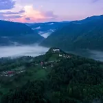 Lukec Estate Kostel