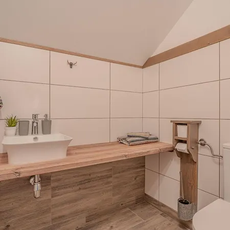 Lukec Estate * Kostel