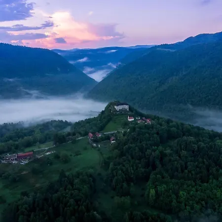 Lukec Estate Kostel