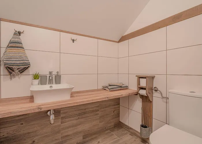 Lukec Estate * Kostel